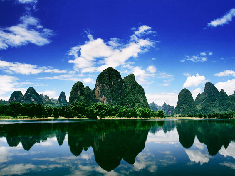 象牙山呈现出了烟雨桂林的感觉,很飘渺,很有仙境的感觉很漂亮